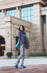 高清组图：秦岚街拍LOOK宝蓝色高跟鞋时髦抢眼