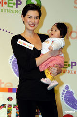 组图：徐淑敏低胸裙走秀 名模Danielle再度怀孕