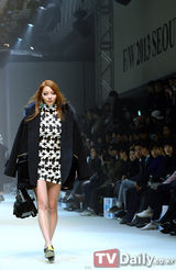 组图：韩星UEE大气走秀 SHINee珉豪金宇彬助阵