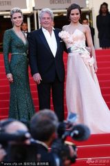 组图：2013法国小姐迈瑞恩挽阿兰-德龙亮相