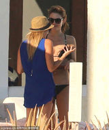 组图：玛丽亚-曼努诺三点式涂防晒霜 性感撩人