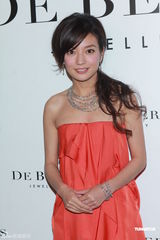 组图：赵薇忙于导演新电影 与林嘉欣分享儿女经