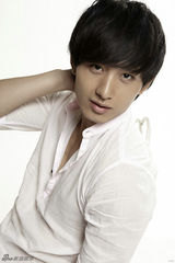 组图：成毅纯白写真青涩帅气