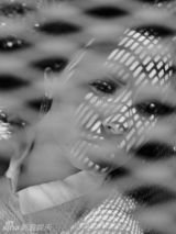 组图：黛米-洛瓦托清新写真 蕾丝透视眼神迷离