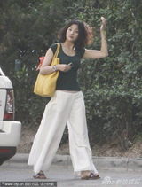 组图：殷桃拷贝王菲经典发型 手抚秀发娇媚动人