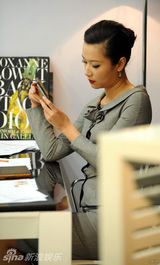 幻灯图：徐静蕾成客座主编 尝试安吉丽娜朱莉造型