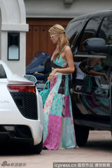 组图：希尔顿墨镜遮面彩裙时尚 全程面无表情