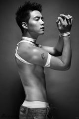 组图：马天宇大尺度写真流出 捆绑造型大秀肌肉