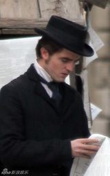 幻灯图集：《漂亮朋友》伦敦热拍 帕丁森绅士打扮