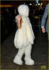 组图：GAGA获男友甜蜜献吻庆生 造型似猴头菇