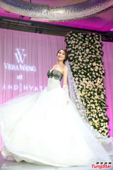 组图：陈思璇穿婚纱沾喜气 期待海岛婚礼