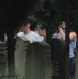 组图：赵薇墓地拍戏脸色严肃 烧香祭奠逝者显尊重