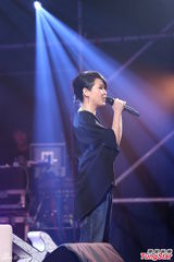 组图：刘若英开唱黑衣上阵秀吉他