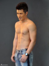 组图：李晨浩半裸登杂志展露型格肌肉