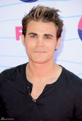 组图：《吸血鬼日记》剧组亮相 “卡洛琳”黄裙最夺目