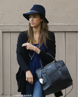 组图：阿尔芭潮装抢镜 头戴宽檐帽变时尚达人