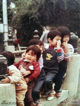 组图：Ella微博连曝童年照 自嘲绿豆眼姿态妩媚