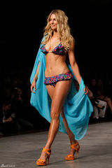 高清组图：前环姐冠军詹妮弗-霍金斯穿内衣走秀