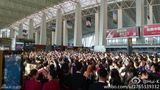组图：EXO成员Kris机场现身 粉丝组人墙被冲散
