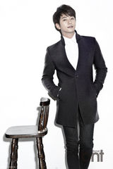 高清组图：朴施厚时尚写真 西装革履帅气稳重