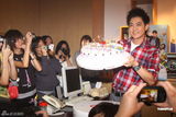 组图：林志颖与粉丝共度生日 获赠生日蛋糕