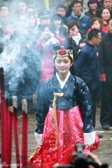 幻灯：张娜拉全家祭拜李时珍 不受“圈钱门”影响