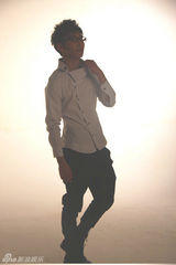 组图：天娱艺人拍贺岁写真 张杰分享“脱光”秘诀