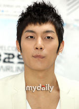 组图：韩偶像组合Beast首开唱 变白马王子劲歌热舞