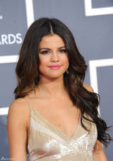 高清图：格莱美红毯 赛琳娜-戈麦斯甜美惹人怜