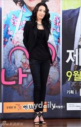 组图：李相烨等宣传新剧 洪秀贤超低胸秀事业线