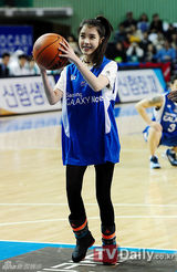 组图：韩歌手IU清爽俏皮试投篮球办小型演唱会