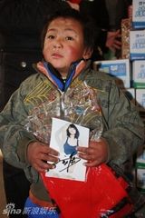 幻灯图：邓家佳化身爱心大使 为小朋友送爱心