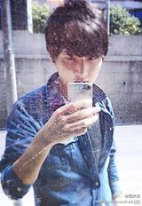 组图：“中国版李敏镐”火爆微博 原为报社记者