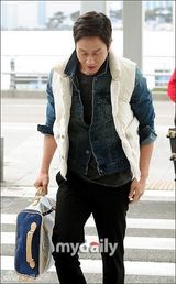 组图：韩艺人郑宇巴厘岛杂志写真帅气阳光