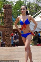 组图：比基尼大赛选手露酥胸 搔首弄姿仪态百变