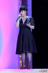 组图：林二汶献唱颁奖现场 黄裕翔钢琴伴奏