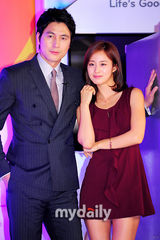 组图：金泰熙郑雨盛(郑宇成)代言冰箱 携手亮相尽显“恩爱”