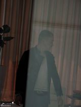 幻灯图：聂远独自流连珠宝店 翘兰花指挑钻戒