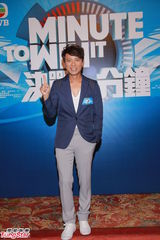 组图：李克勤回无线主持《决战一分钟》