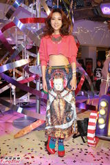 组图：薛凯琪小秀蛮腰 人体作画引人侧目