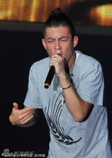 组图：陈冠希嘻哈范十足亮相大连潮人音乐节