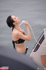 组图：《法网嚣雄》探班 王君馨比基尼上演出浴记