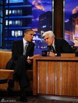 组图：奥巴马做客《今夜秀》 与NBC美女制作玩亲密