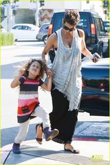 组图：哈利贝瑞携女血拼 女儿撒娇卖萌