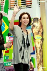 幻灯图：张根锡香港会影迷 中性露肩衫显魅惑