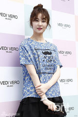 组图：金莎朗秀智等戴墨镜出席活动 秀性感美腿