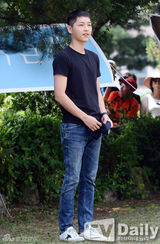 组图：韩星宋仲基入伍短发帅气 将服现役21个月