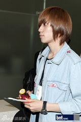 组图：SHINeeTEENTOP亮相机场 赴新参加演出