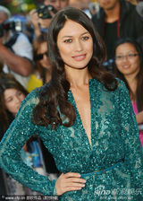 《亚瑟-纽曼》多伦多首映 艾米丽白裙高贵优雅