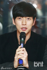 组图：朴海镇缺席《星星》庆功 独办记者会